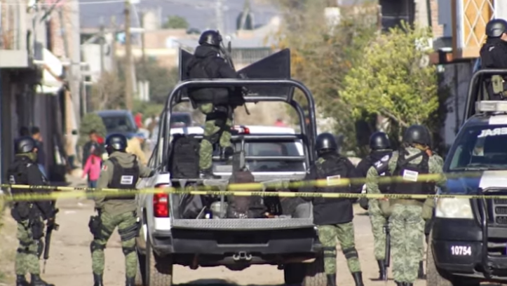 EN CULIACÁN, SINALOA, SE LE PIERDE EL RESPETO A LA INVESTIDURA PRESIDENCIAL DE ANDRÉS MANUEL LÓPEZ OBRADOR, DURANTE SU ÚLTIMA VISITA A ESTE ESTADO, IBA ACOMPAÑADO DE CLAUDIA SHEINBAUM. LES DAN LA BIENVENIDA CON UNA CAMIONETA EN CUYO INTERIOR HABÍA VARIAS PERSONAS MUERTAS, ASESINADAS